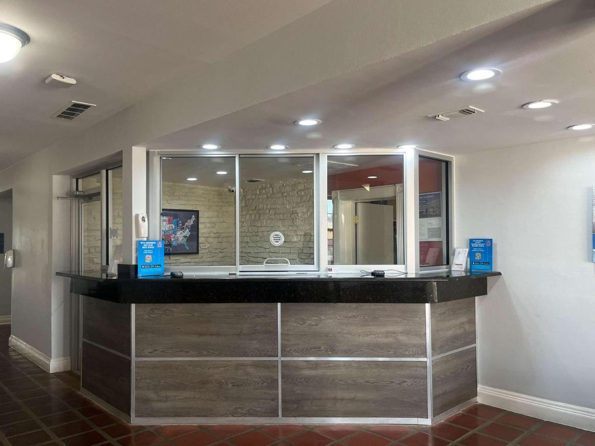 Motel 6 Dallas Tx Downtown Exterior foto